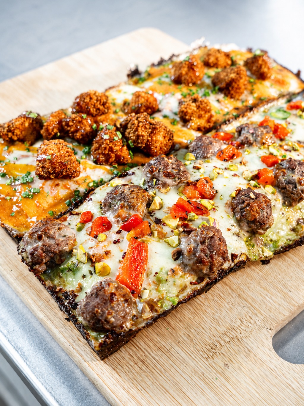 Post de @troitpizza: Sale del molde de acero